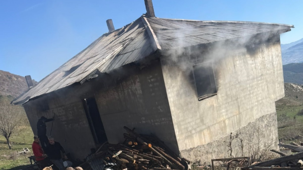 Sivas'ta yanan yayla evi kullanılamaz hale geldi