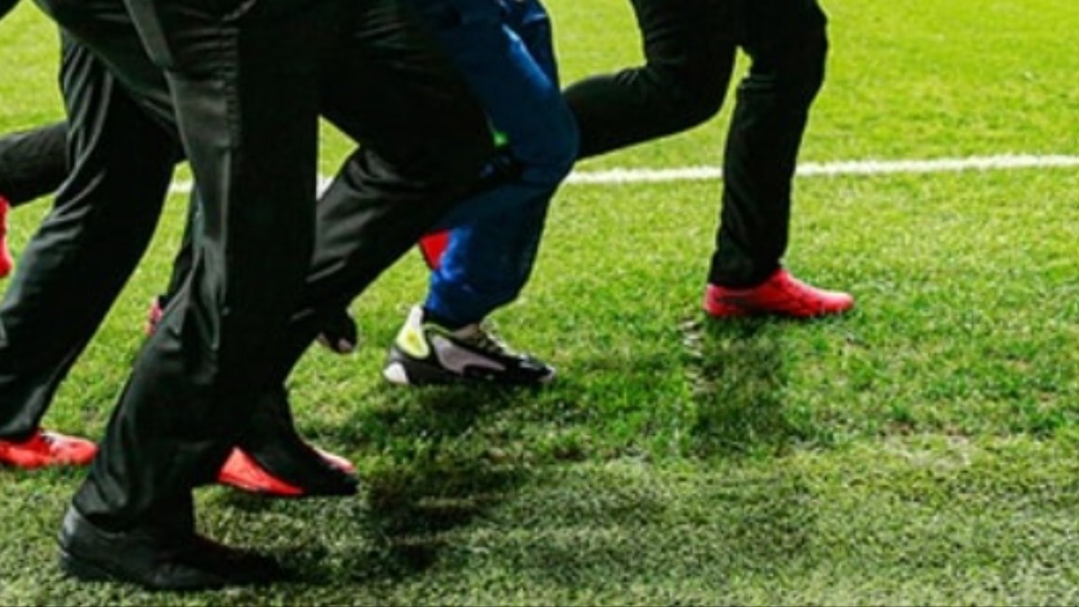 Futbolcular kavgaya tutuştu taraftarlar sahaya girdi!