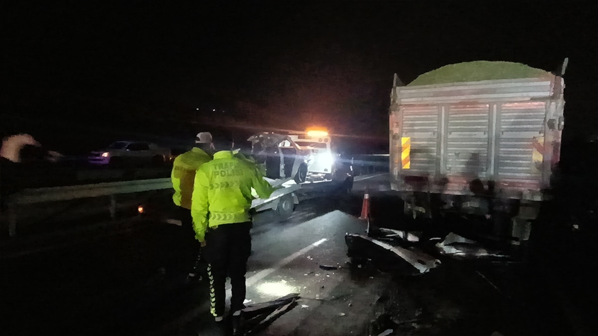 Kamyona çarpan otomobil hurdaya döndü: Bir aile yok oldu!