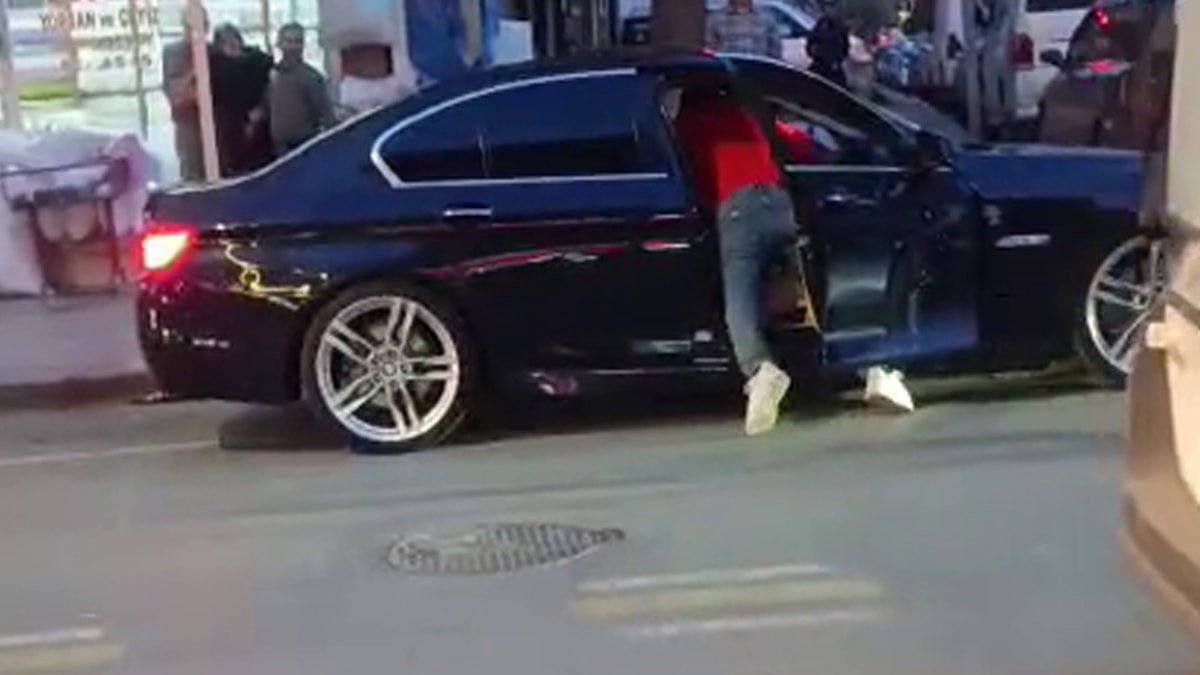 Eşinin sevgilisini defalarca bıçakladı: Dehşet anları kamerada