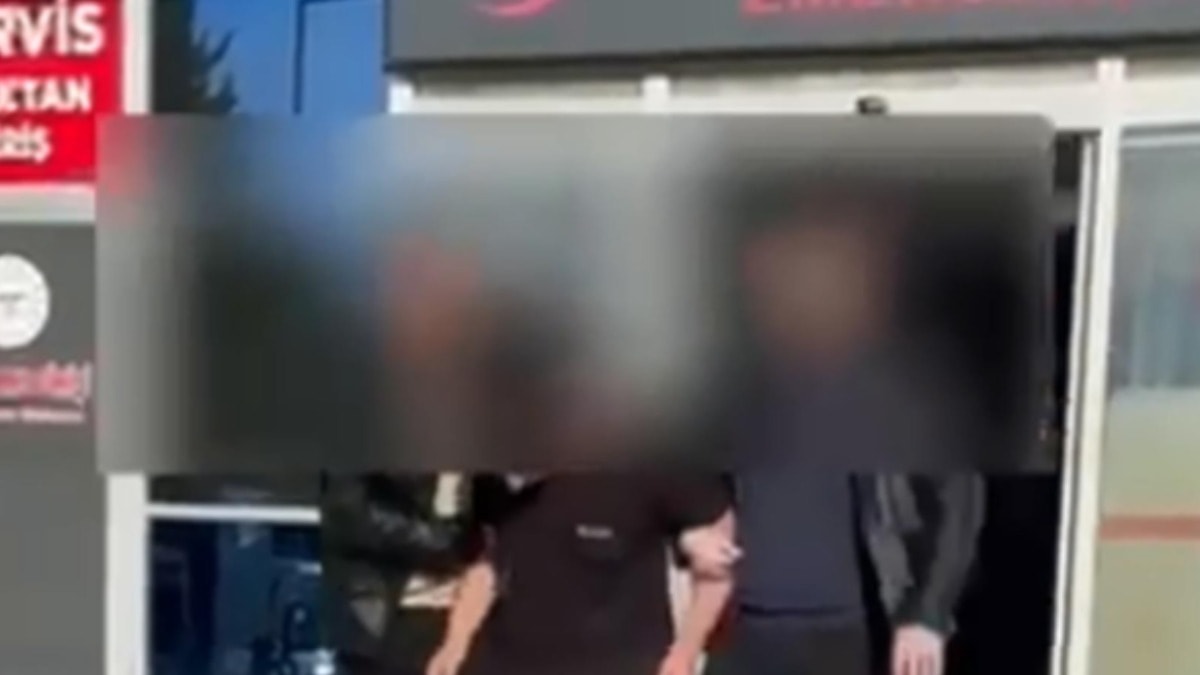 Canlı yayın açtı  Kur’an-ı Kerim ve Türk bayrağını yakmaya çalıştı!