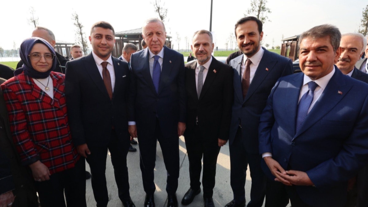 CHP’den AKP’ye geçti: Erdoğan rozeti taktı, ilk işi şaşırttı!