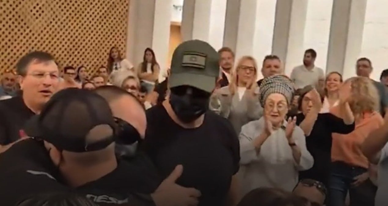 Tecavüzcü İsrailli askerleri mahkemede ayakta alkışladılar