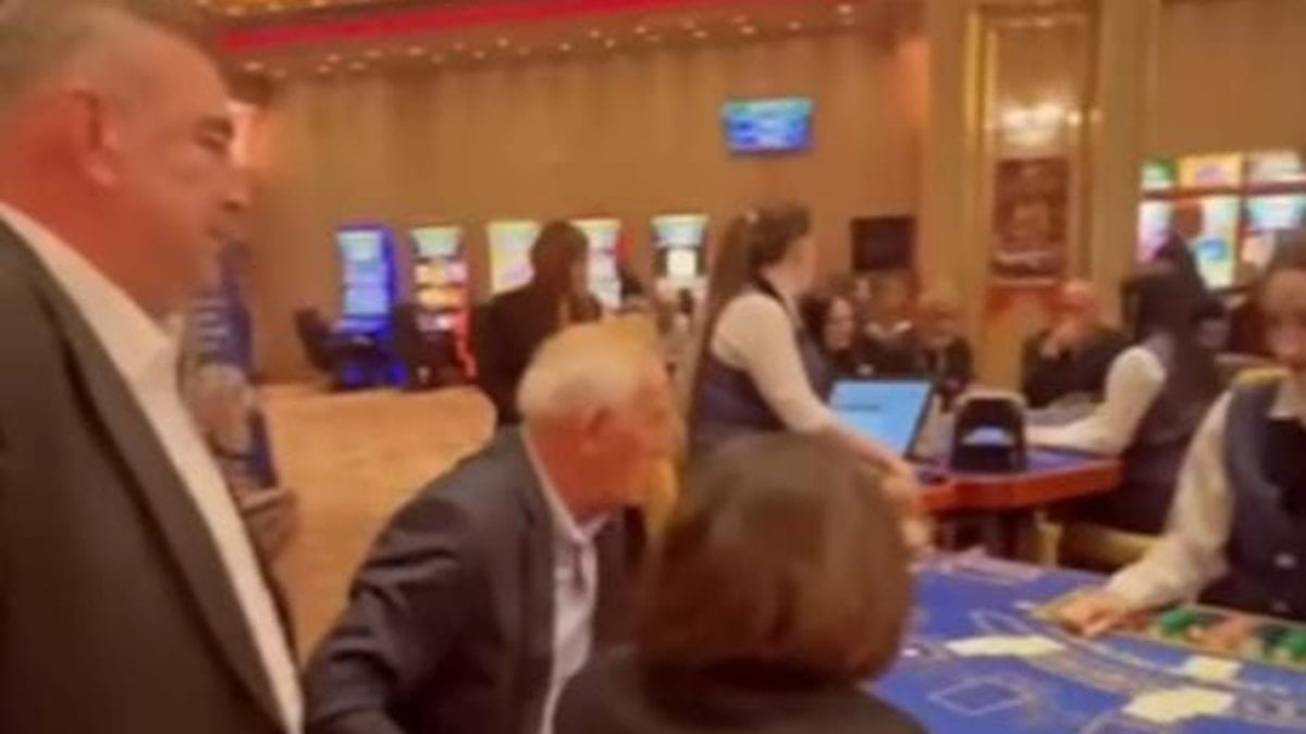 Batum Başkonsolosu kumarhaneden çıktı