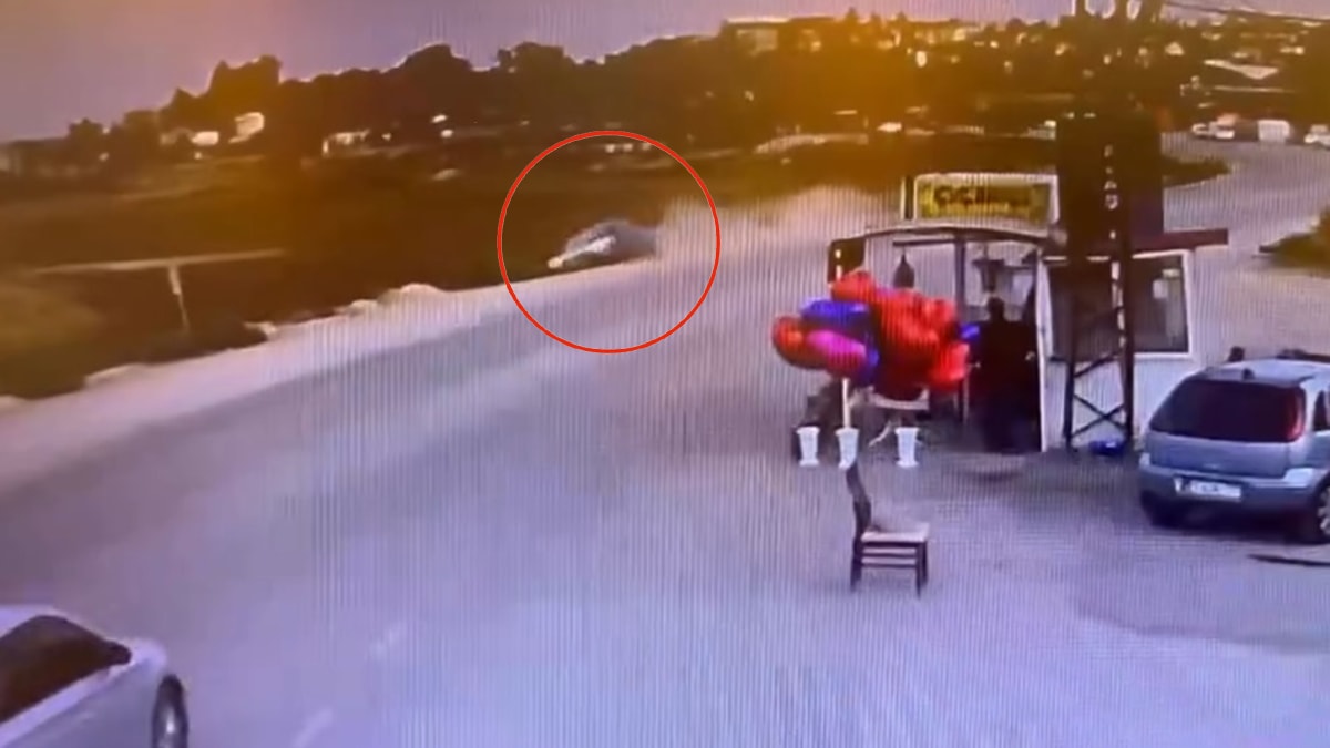 Adana’da feci kaza kamerada: Otomobil defalarca takla attı