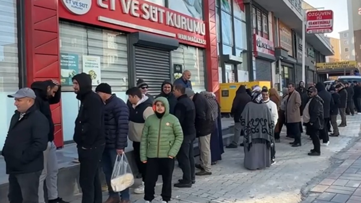 Dondurucu soğukta ucuz et kuyruğu