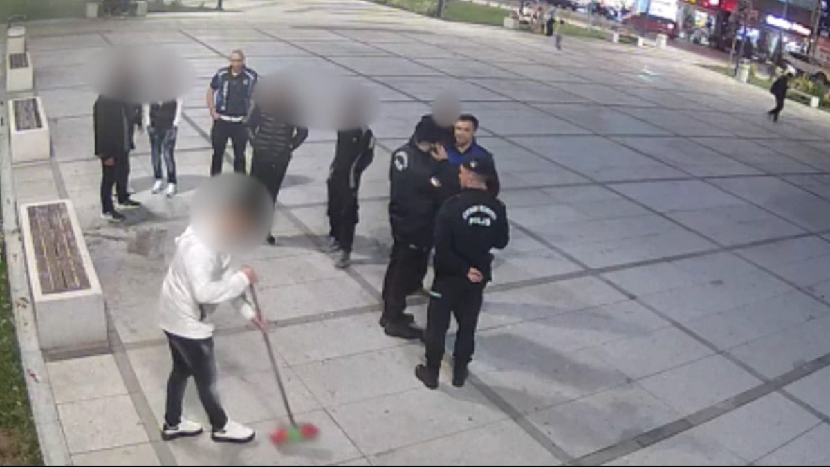 Parkı kirlettiler, ceza ödeyip süpürgeyle temizlediler