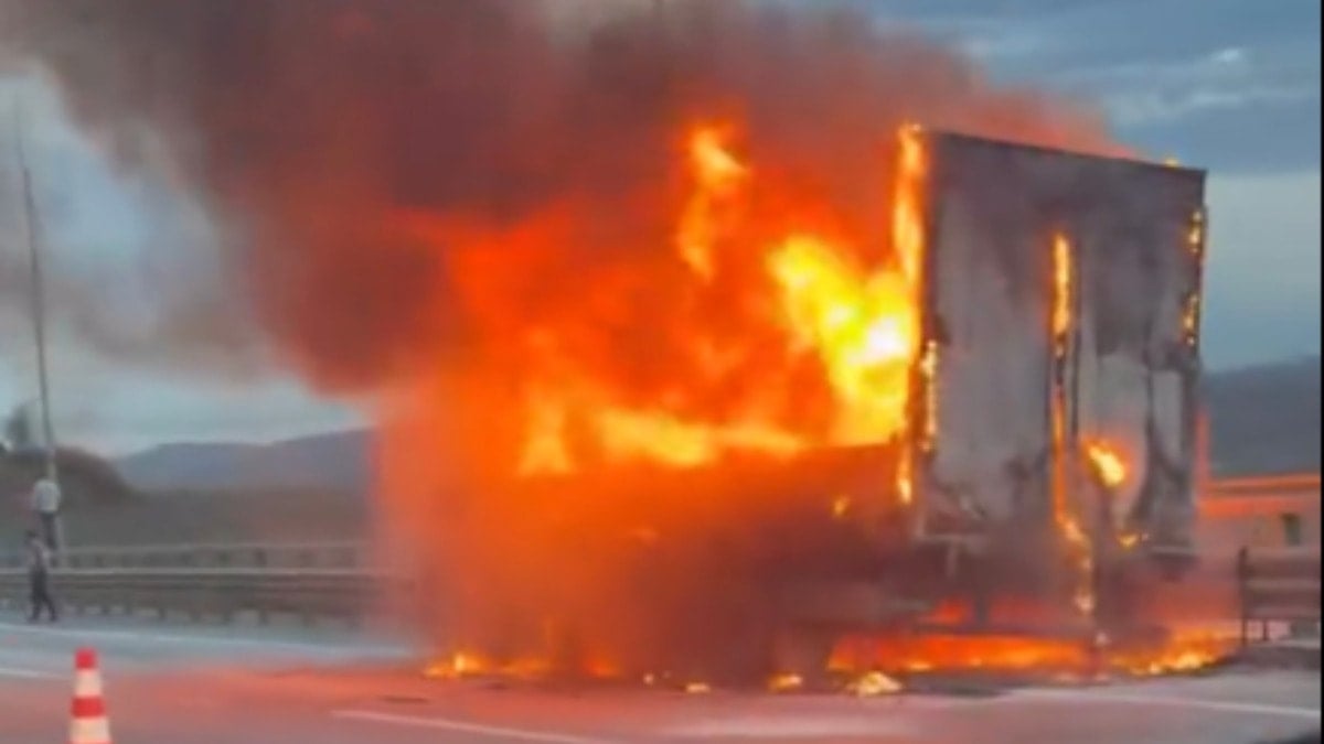 İstanbul'da seyir halindeki kamyon küle döndü