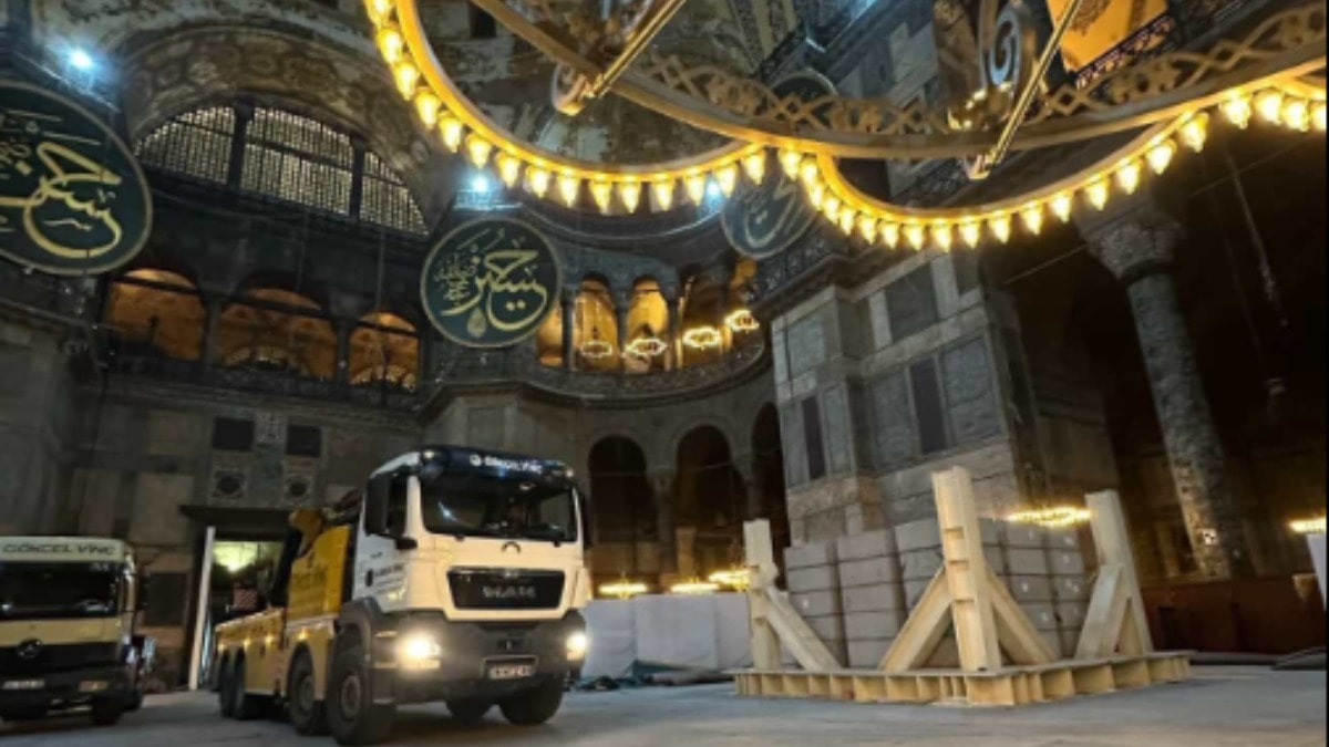 Ayasofya’ya vinçle girdiler