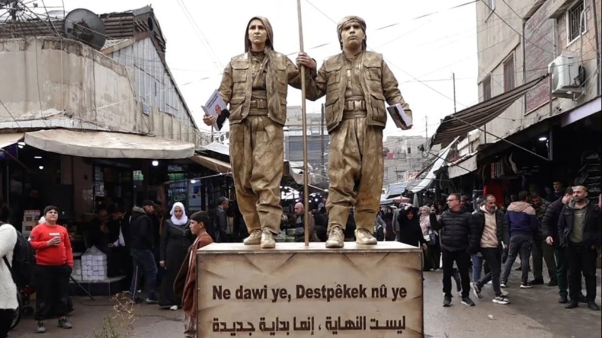 Canlı PKK heykelleri