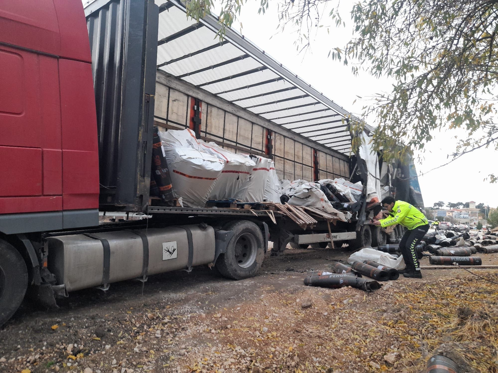 TIR otomobile çarptı: Öğretim görevlisi hayatını kaybetti