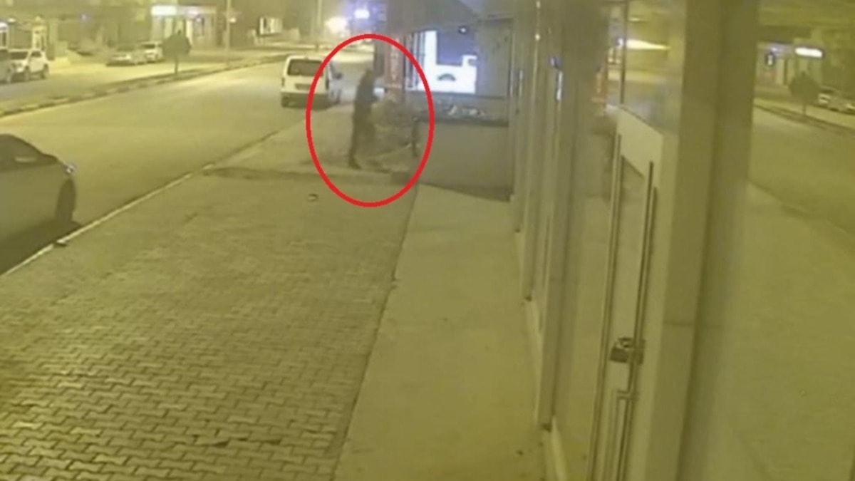 Apartmanın girişindeki motosikleti saniyeler içinde çaldı: O anlar kamerada