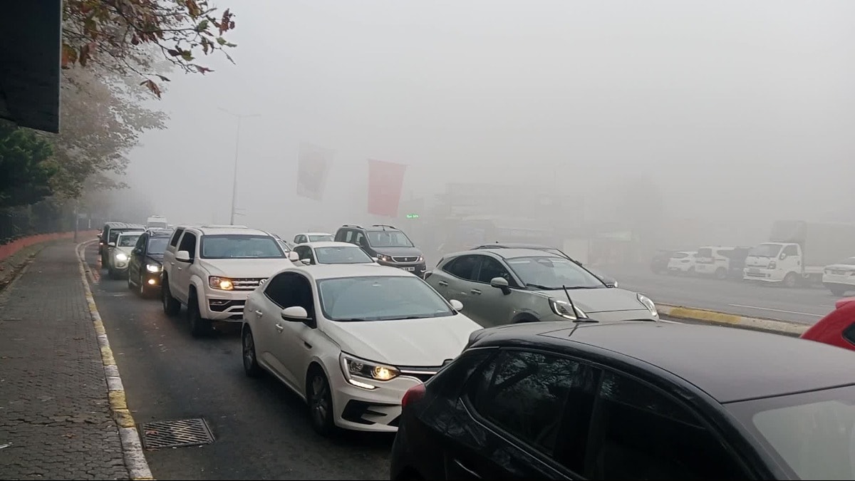 İstanbul trafiğine sis etkisi! Göz gözü görmeyince araç kuyrukları bitmek bilmedi