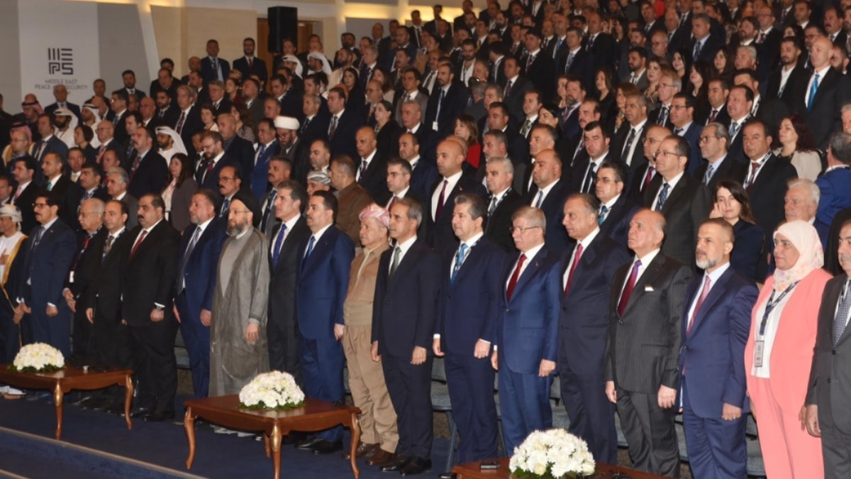 Serok Ahmet, Kürt marşı çalınırken ayağa kalktı