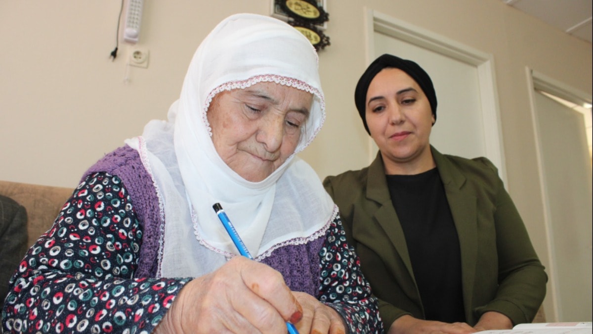 Eşi 'Adını bile yazamıyorsun' deyince 88 yaşında okuma yazma öğrendi