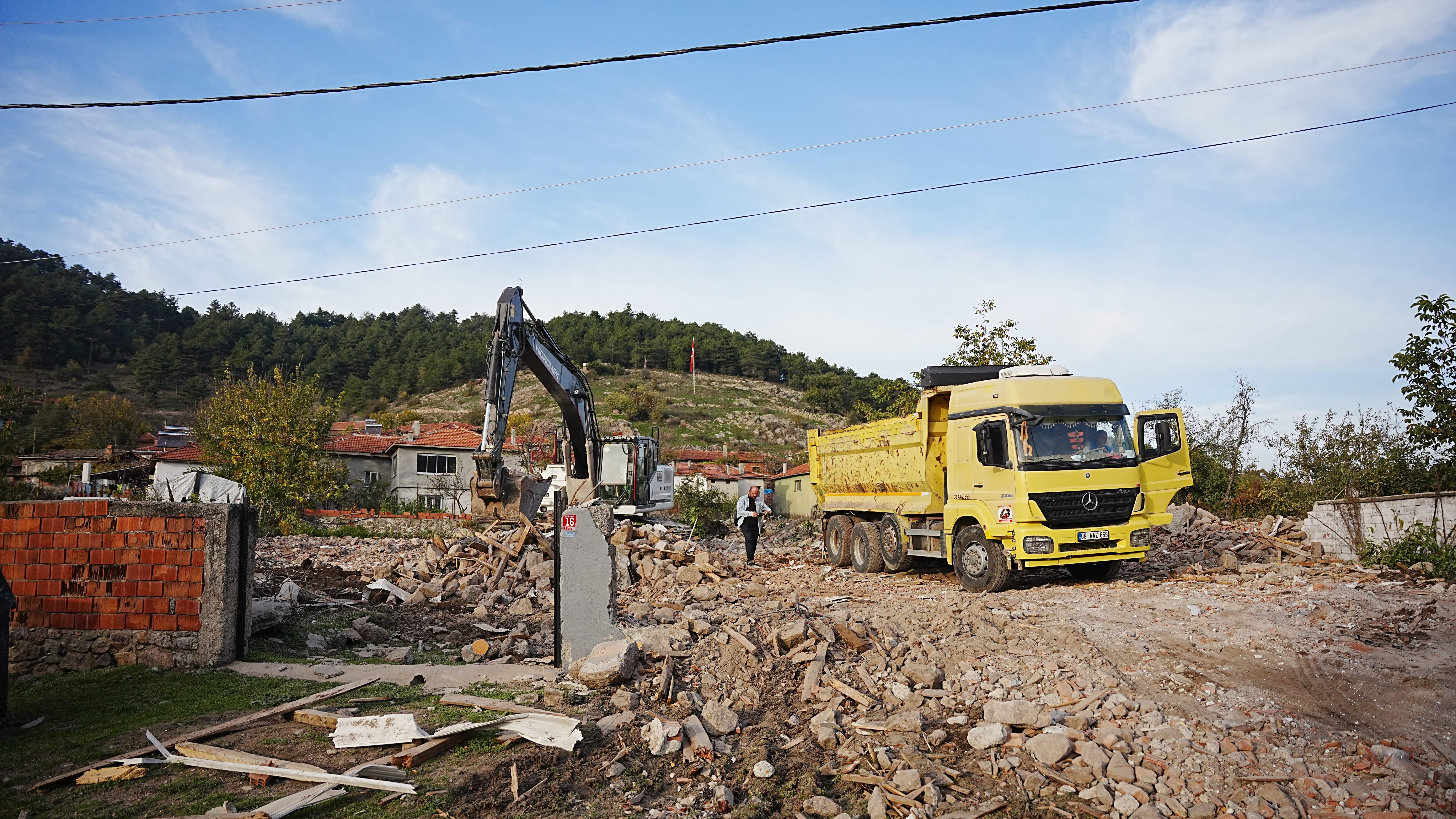Sındırgı'da ağır hasarlı binaların yıkımı sürüyor