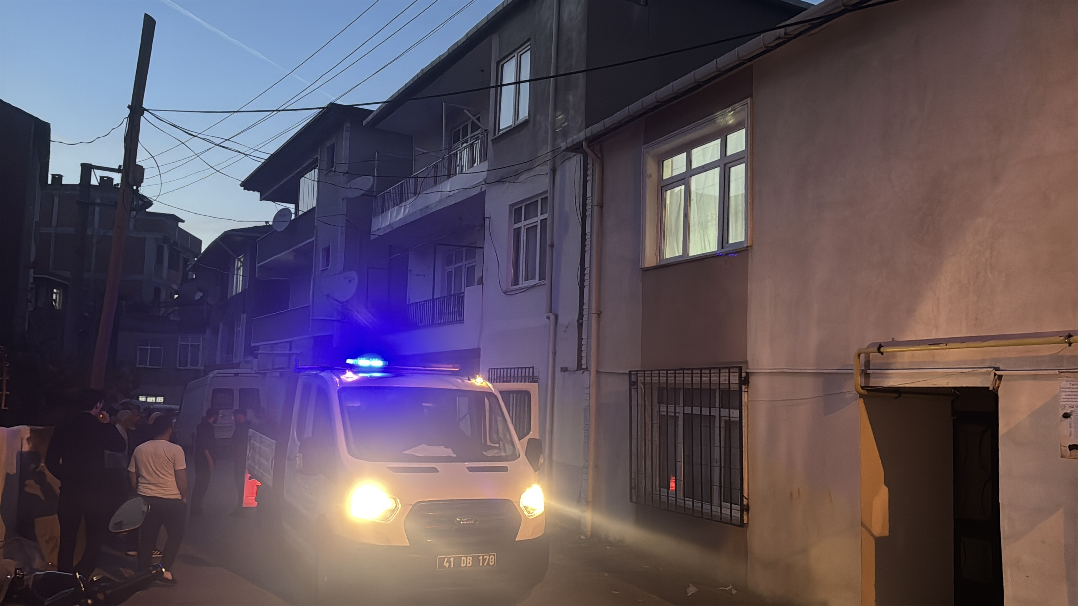Gebze'nin ardından Darıca'da panik! Binanın kolonları patladı, daire sakinleri tahliye edildi