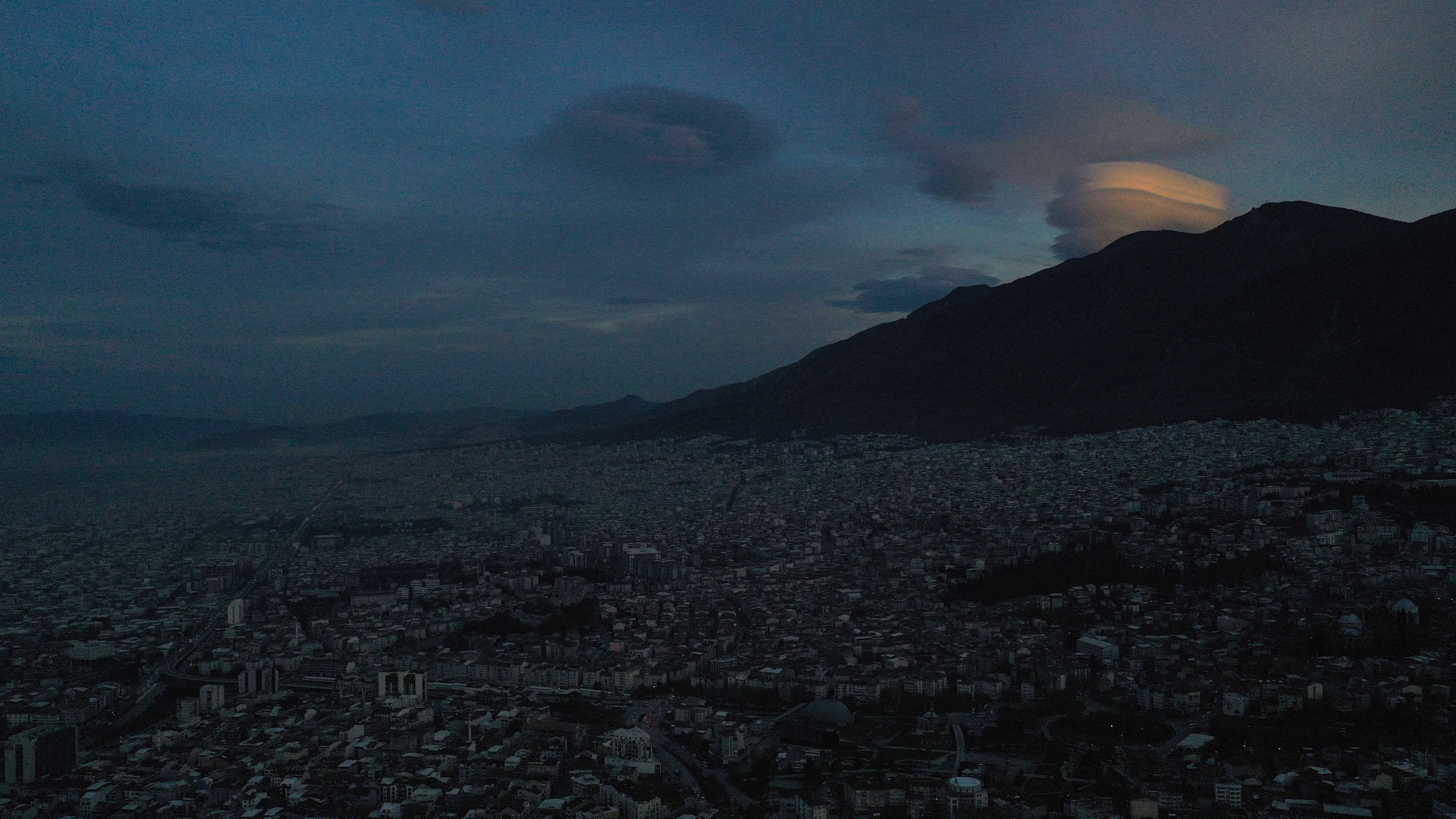 Mercek bulutu Bursa semalarını renklendirdi