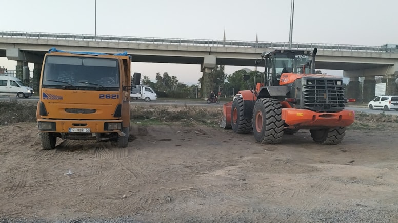 Ülkenin çivisi çıktı! Kamyon ve kepçelerle plajı çaldılar