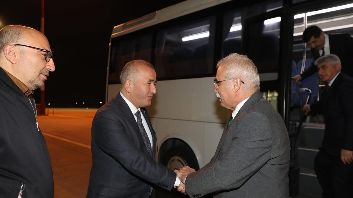 AYM Başkanı’nı vali ve AKP’li vekil birlikte karşıladı