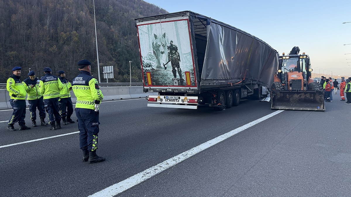 Bolu Dağı’nda TIR kazası: İstanbul yönünde yol 1,5 saat kapandı