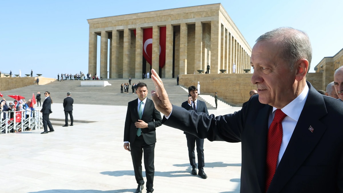 AKP'li vekil Anıtkabir'de Erdoğan sloganlarını böyle savundu
