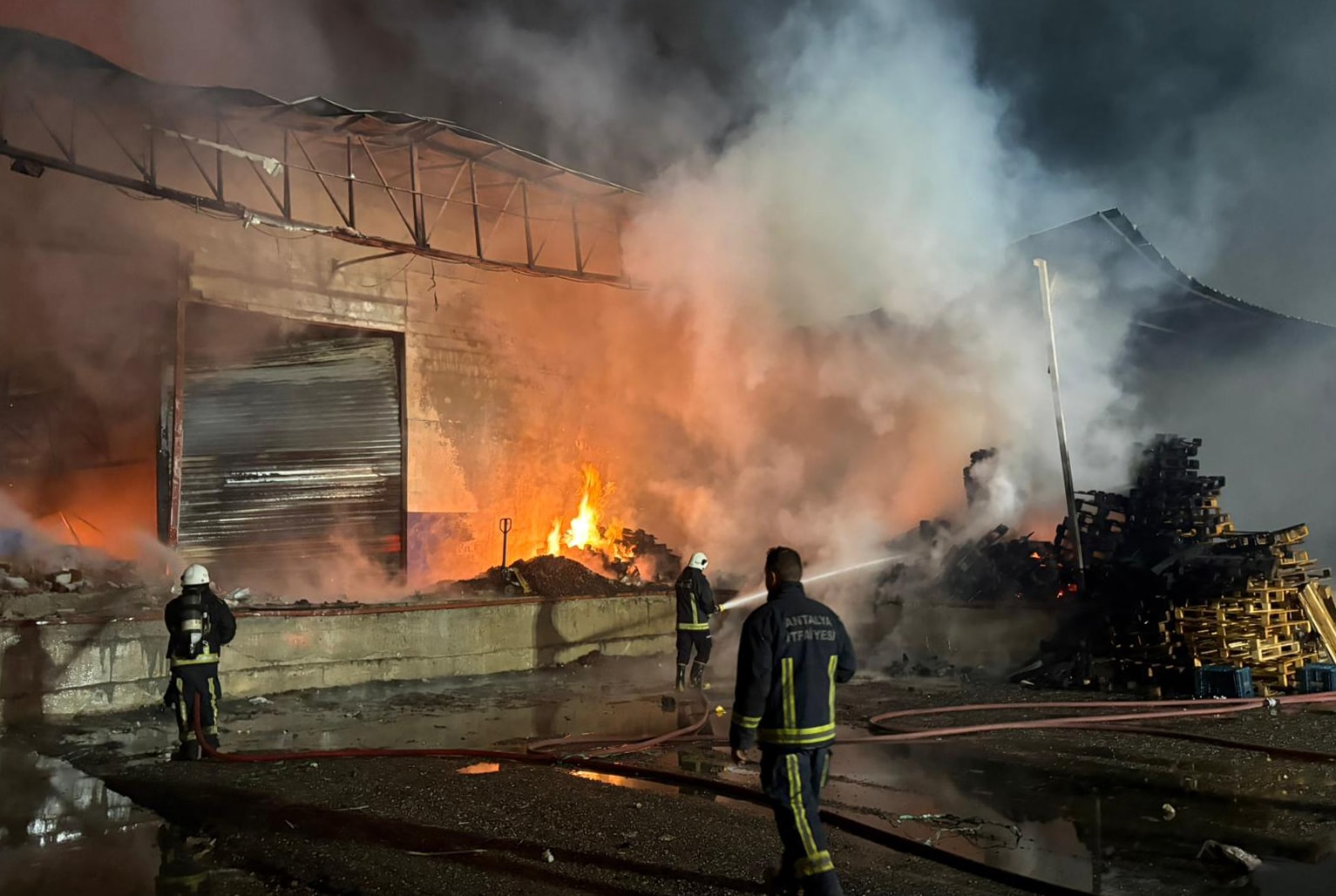 Antalya’da paketleme fabrikasında yangın