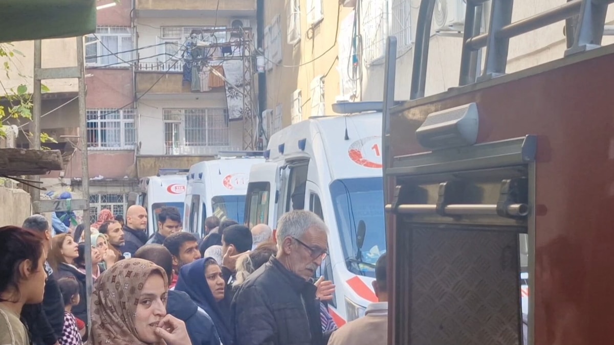 Diyarbakır'da apartman yangını: 13 kişi dumandan etkilendi