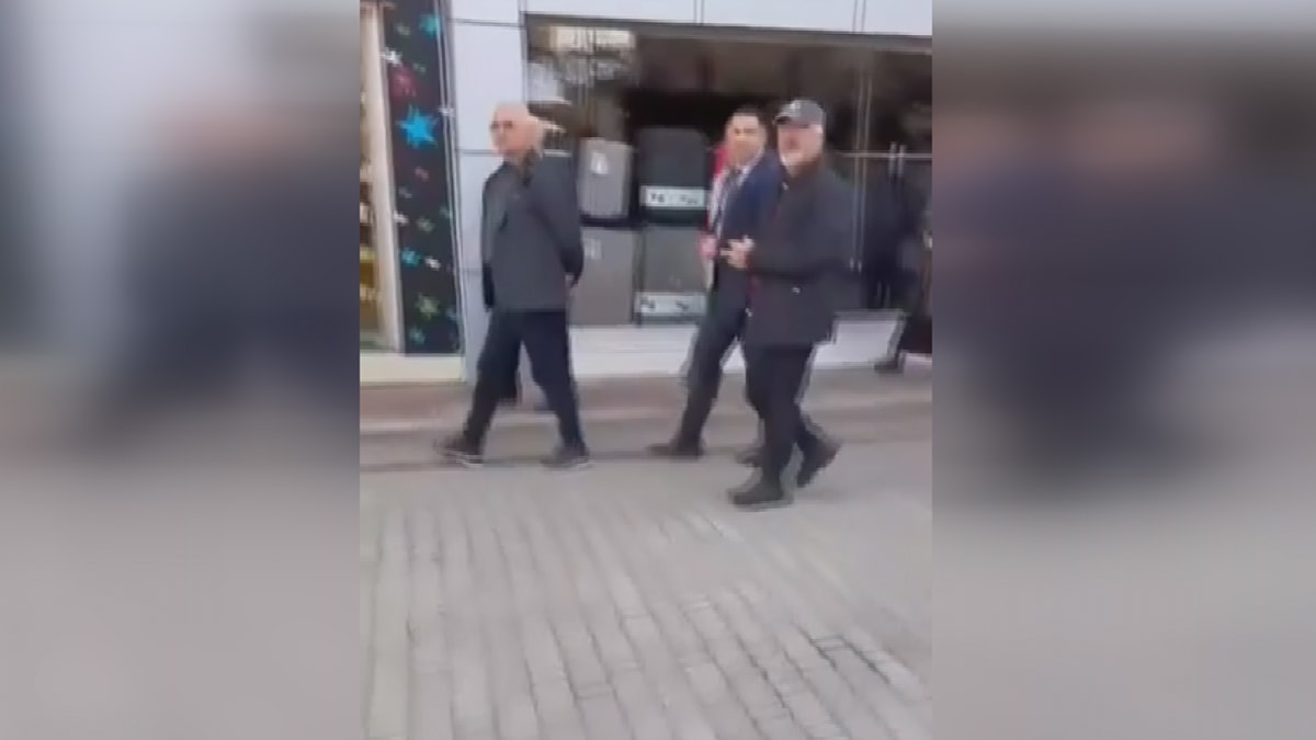 Orkun Özeller’e saldırmak isteyen MHP’liyi şehit yakınları engelledi