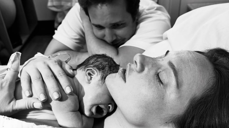 Başak Gümülcinelioğlu anne oldu: Doğum sonrası ilk aile pozu