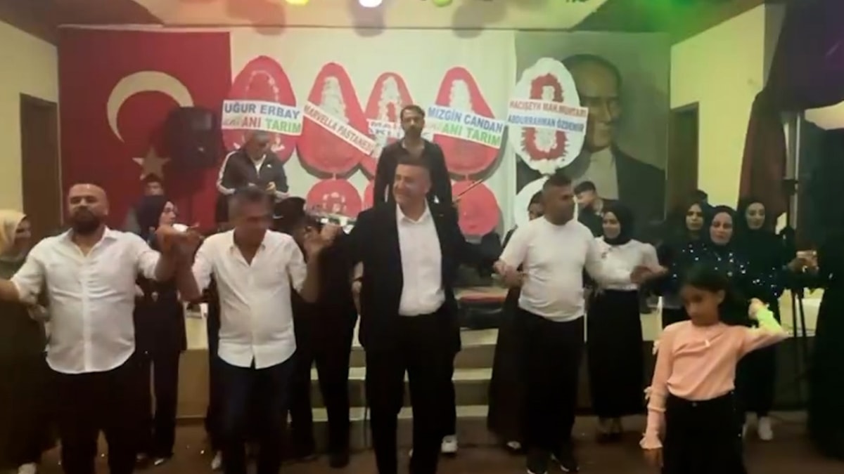 Şehitlerin yası tutulurken AKP'li belediye başkanı halay çekti