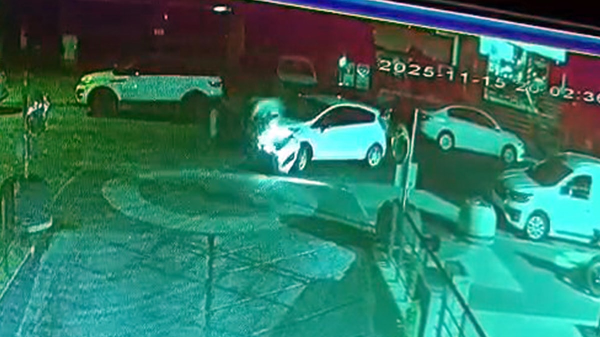 Beylikdüzü'nde hızla ilerleyen motosiklet sürücüsü otomobile çarpıp yere savruldu