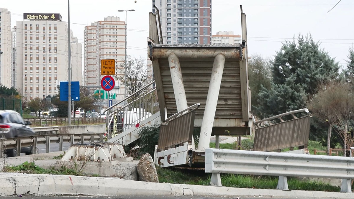 Avcılar'da iş makinesi taşıyan TIR'ın çarptığı üst geçit kaldırıldı