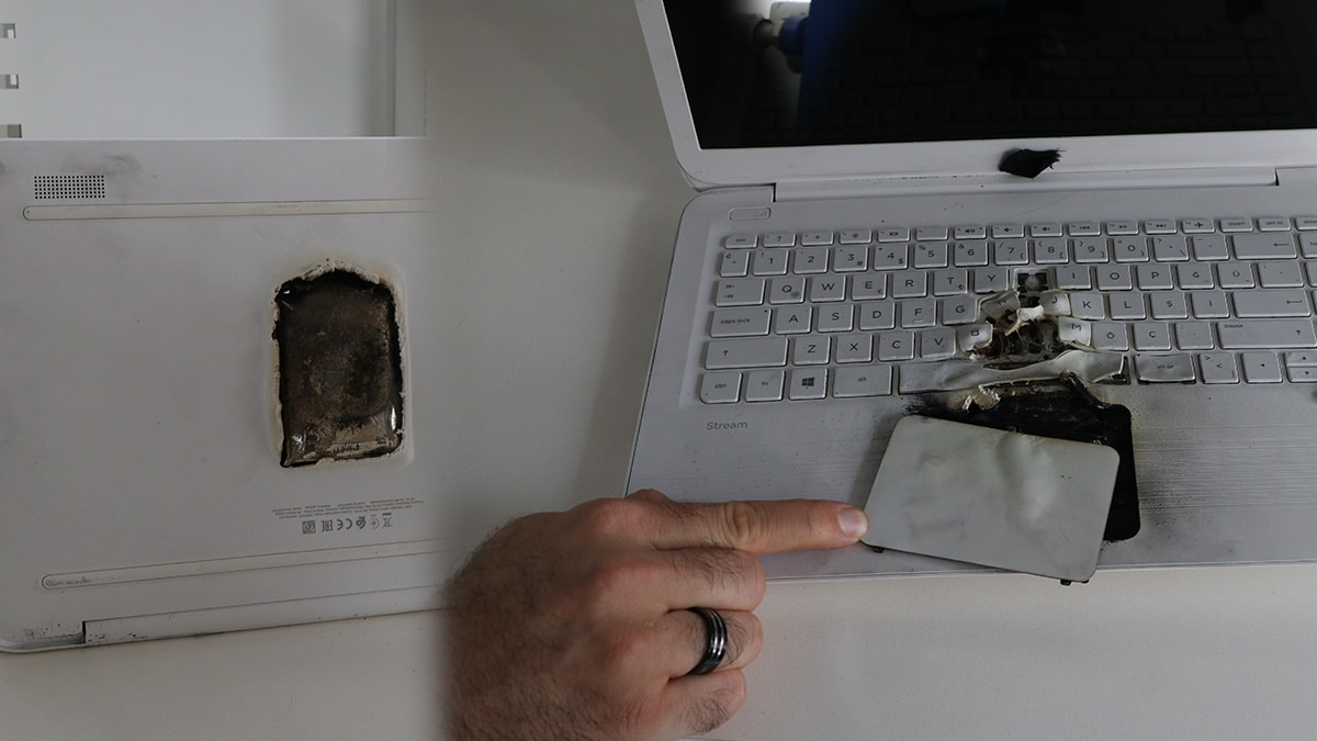 Dizüstü bilgisayar bomba gibi patladı, alevleri üfleyerek söndürmeye çalıştı