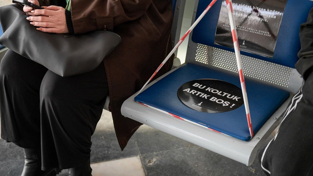 İzmir'de dikkat çeken kare: Bu koltuk artık boş!