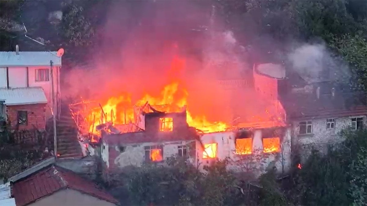 Bursa'da yangın: 4 ev kül oldu, 1 kişi öldü