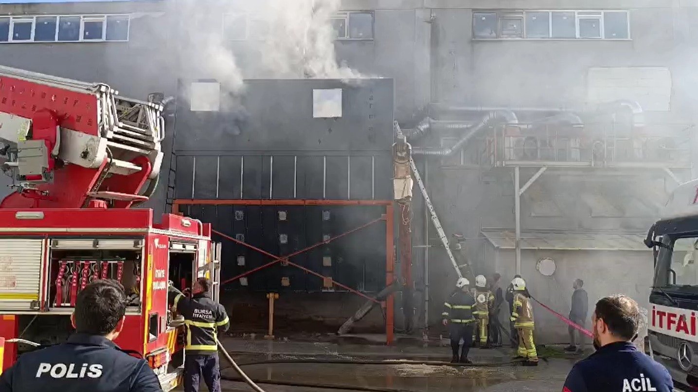 Bursa'da mobilya fabrikasında yangın; müdahale eden işçi yaralandı