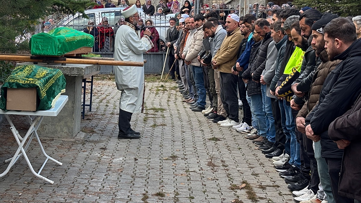 Antalya’daki vahşette yaşamını yitiren anne ile iki çocuğu Çankırı’da toprağa verildi
