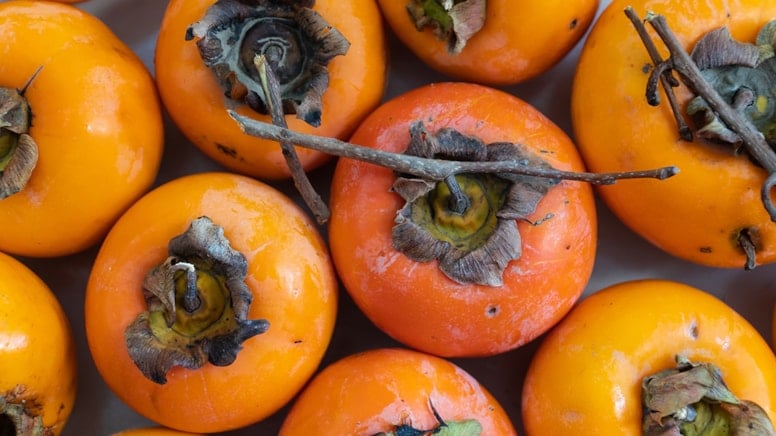 Pazar tezgahlarında tam mevsimi: Olgunlaşmadan yemeyin, cennet hurmasındaki buruk tat tesadüf değilmiş