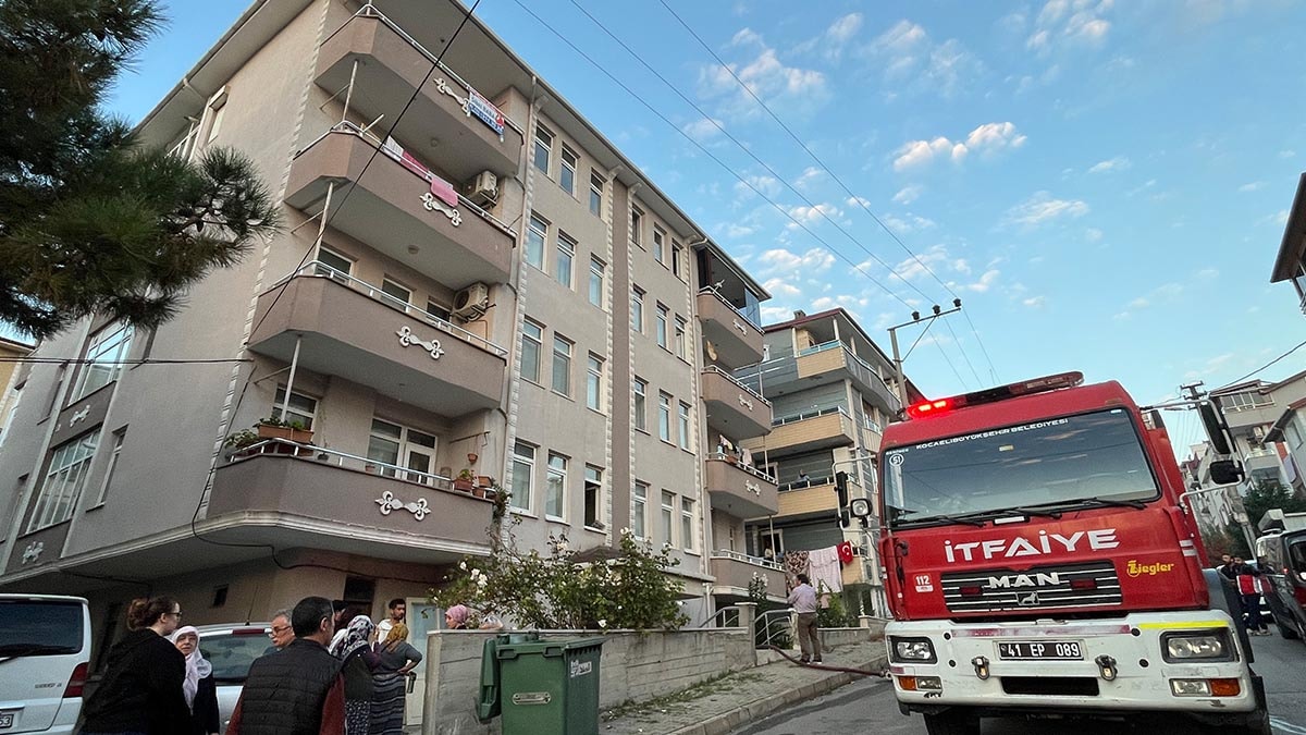 Dört katlı aparmanda yangın paniği