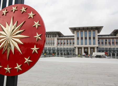 Saraya dakikada 2.4 asgari ücret gittiCumhurbaşkanlığı 7 ayda saray bütçesinden 9.6 milyar örtülü ödenekten de 10.9 milyar lira harcama yaptı. Harcanan para günde 97 milyonu, dakikada 68 bin lirayı aştı.