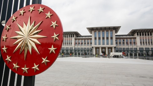 Emekli ve asgari ücretliye ek zam yapılacak mı? Cumhurbaşkanlığı'ndan yanıt geldiDEM Parti’nin emekli aylıkları ve asgari ücrette iyileştirme yapılması talebiyle TBMM'ye sunduğu soru önergesini yanıtlayan Cumhurbaşkanı Yardımcısı Cevdet Yılmaz, düzenlemeler için topu Çalışma Bakanlığı'na attı.