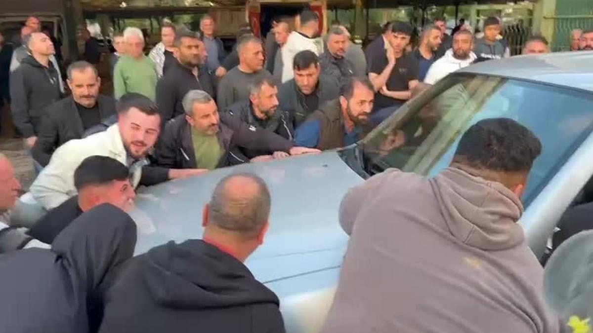 Bostanlı Pazaryeri’nde elektrik tesisatı tadilatına pazarcılar tepki gösterdi