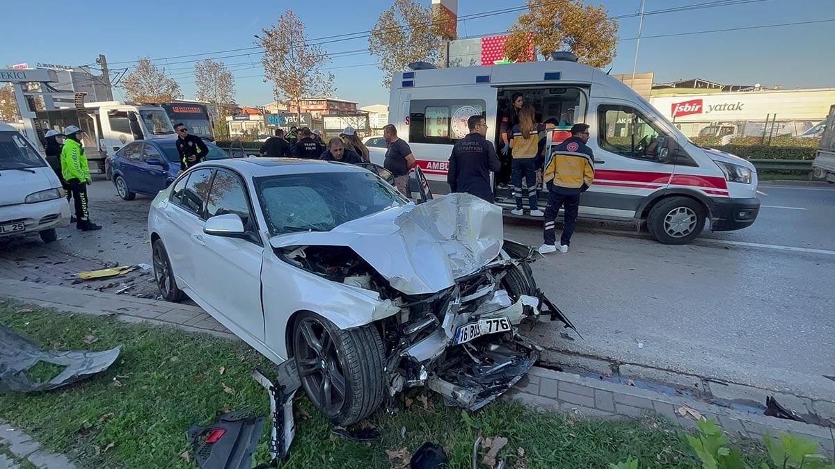 Şehir içinde araç yarışına girdiler! Facianın kıyısından dönüldü
