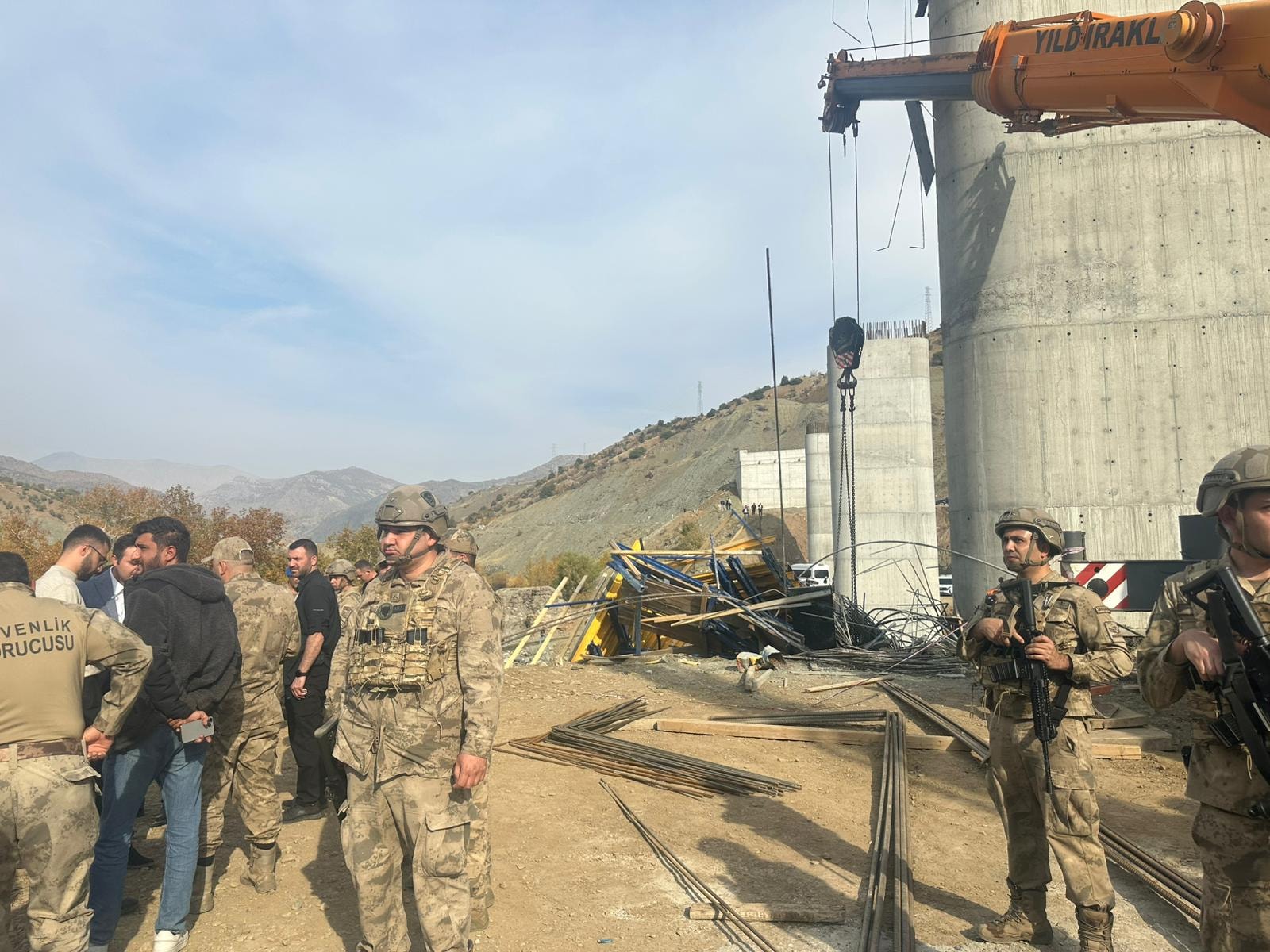 Viyadük inşaatında iskele çöktü! Ölü ve yaralılar var