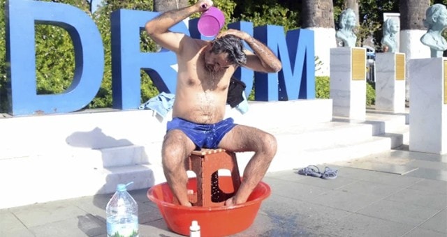 Şehrin orta yerinde duş almaya başladı! Şaşkınlık yaratan görüntülere açıklama geldi