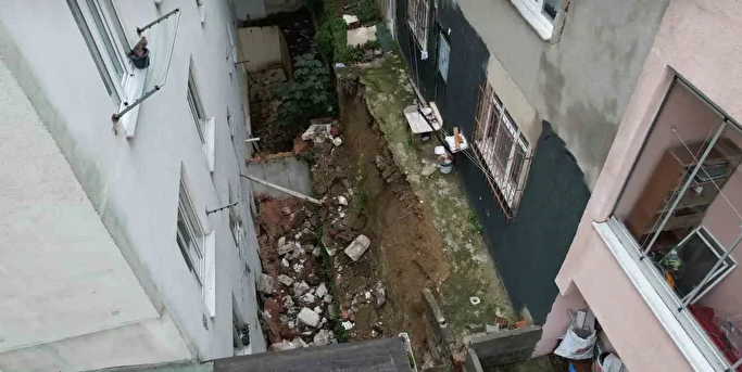 Arnavutköy’de istinat duvarı çöktü, iki bina tahliye edildi