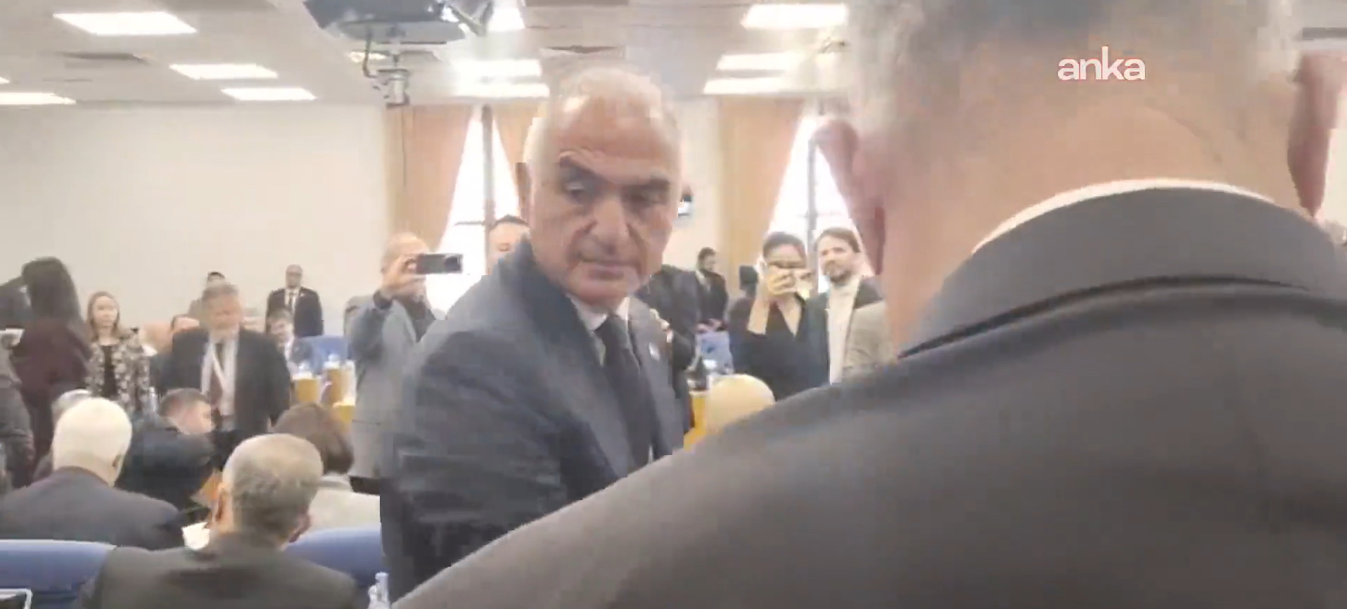 Bakan Ersoy'a şok protesto! Vekiller elini sıkmadı