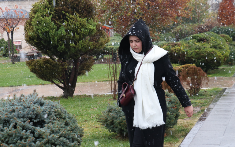 Mevsimin ilk karı: Kent beyaza büründü