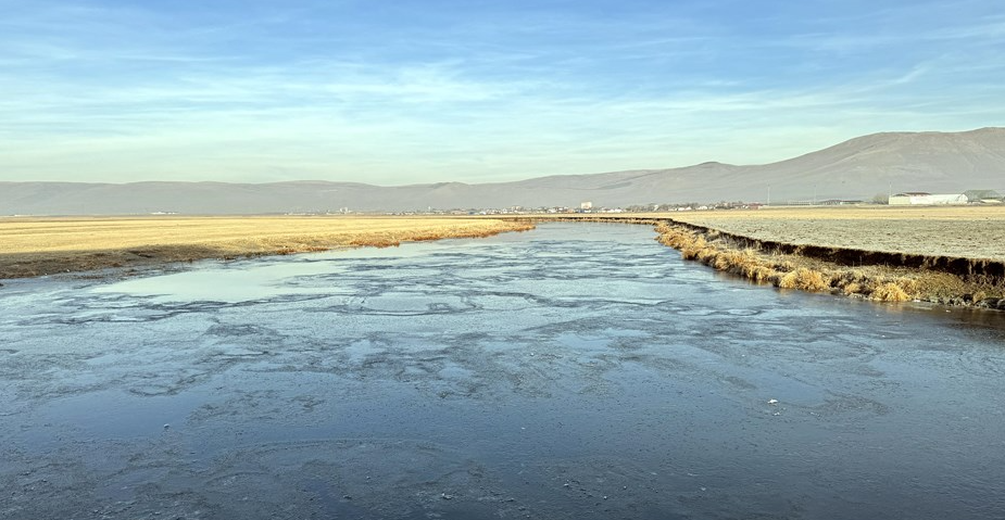 Kura Nehri’nin yüzeyi buz tuttu